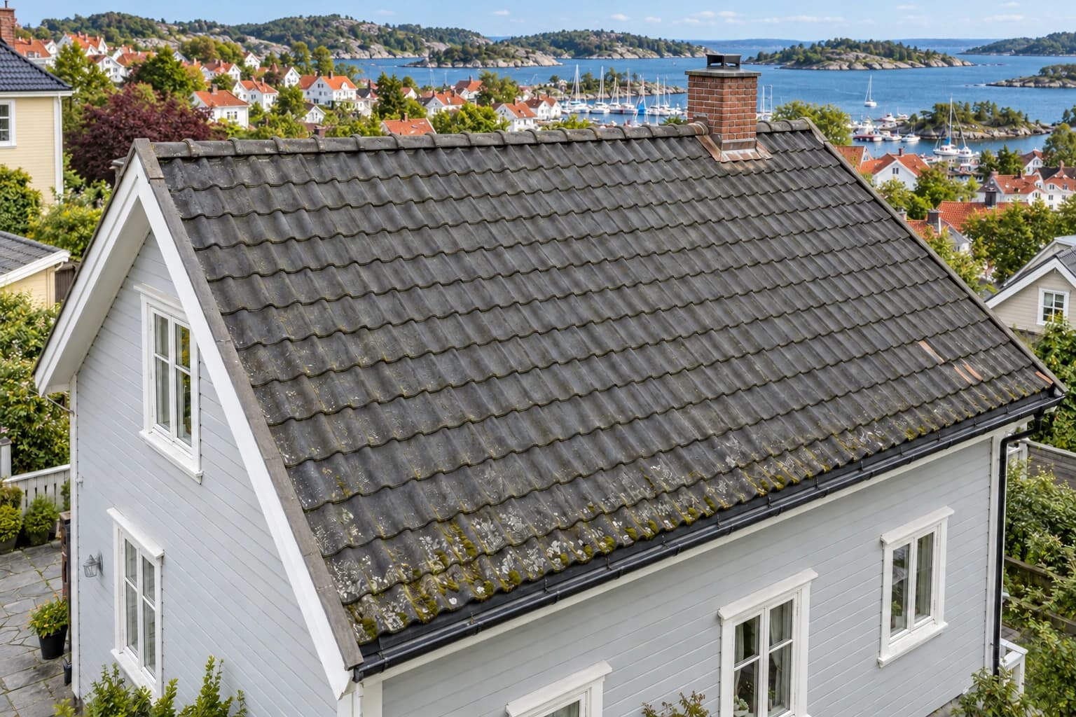 Illustrert eldre betongsteinstak i et bomiljø inspirert av Agder
