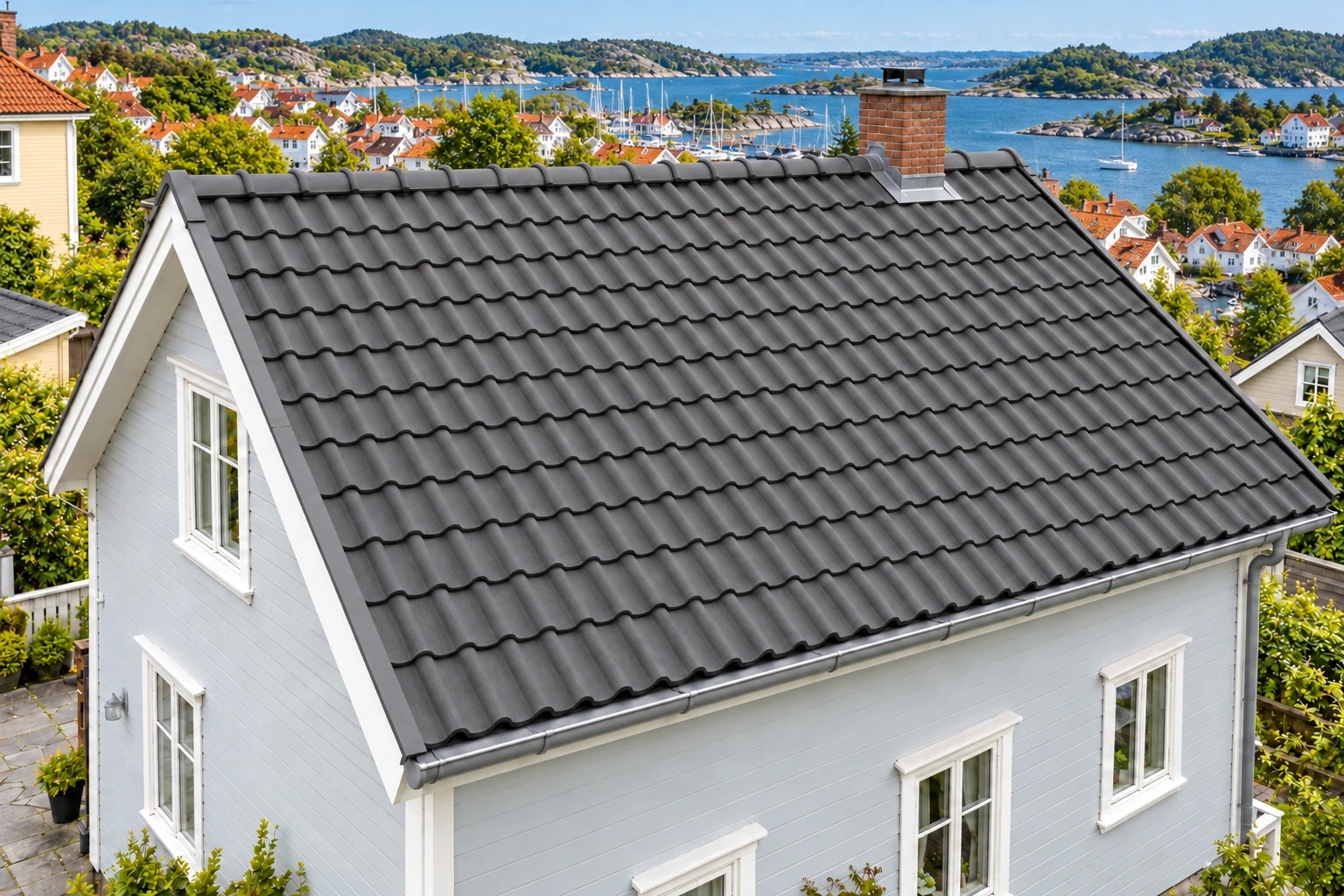 Illustrasjon av huset med ny takstein og nye beslag